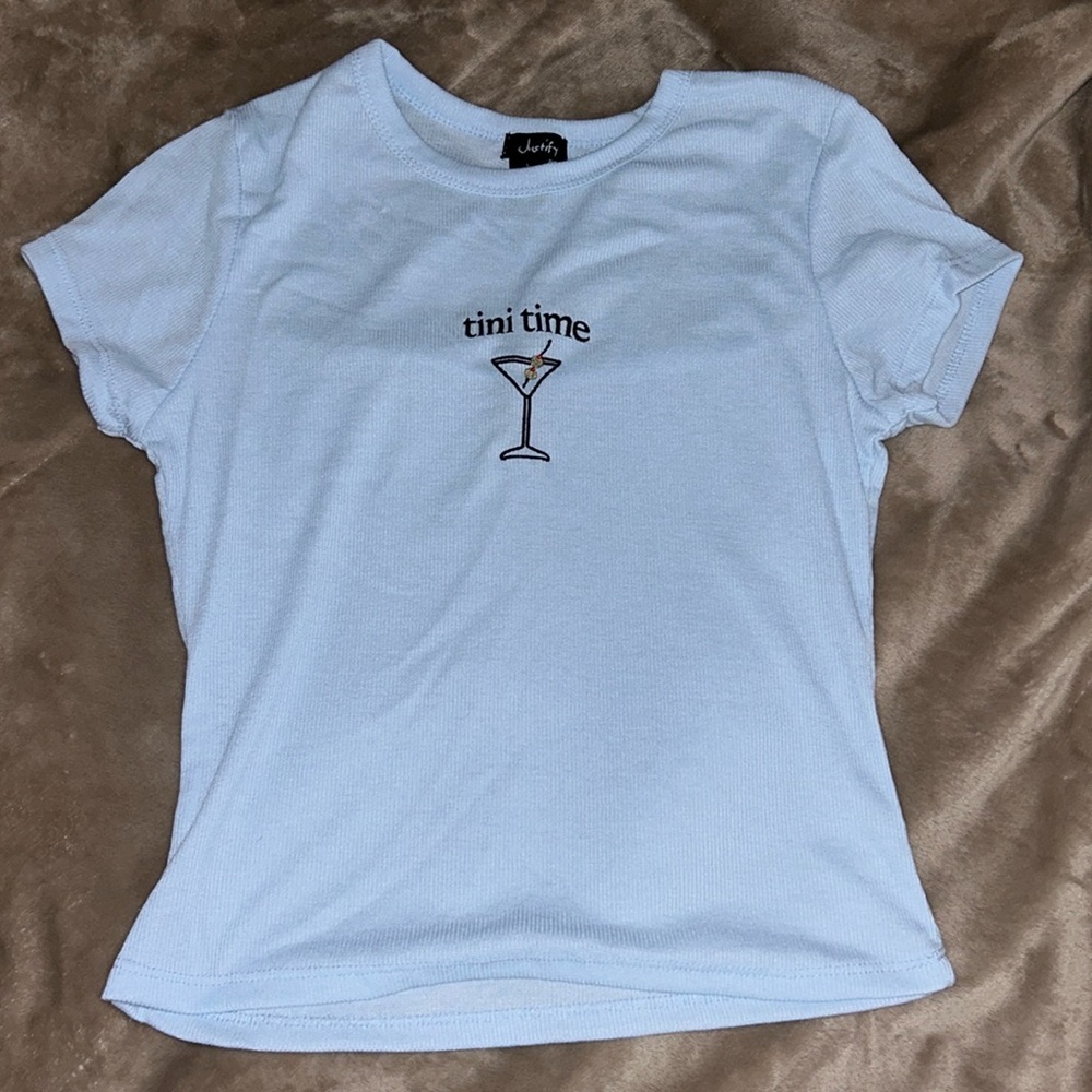 Women’s short sleeve tee.